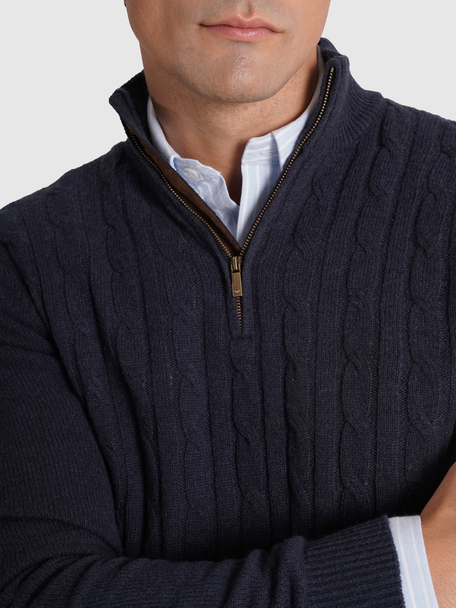 JERSEY DE LANA AZUL CON CODERAS MR REGULAR FIT. AZUL