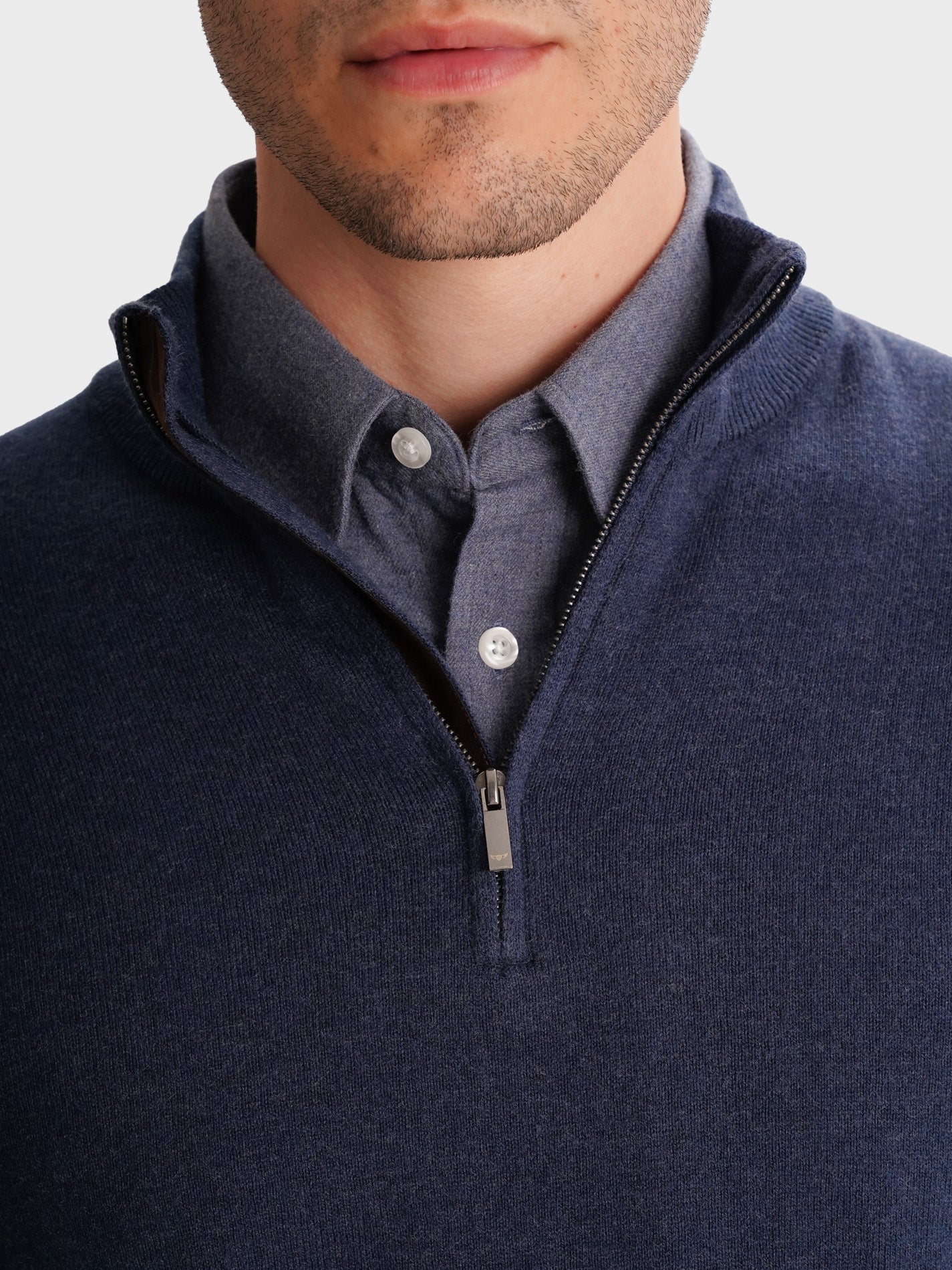 JERSEY DELGADO AZUL CON CODERAS MR REGULAR FIT. AZUL